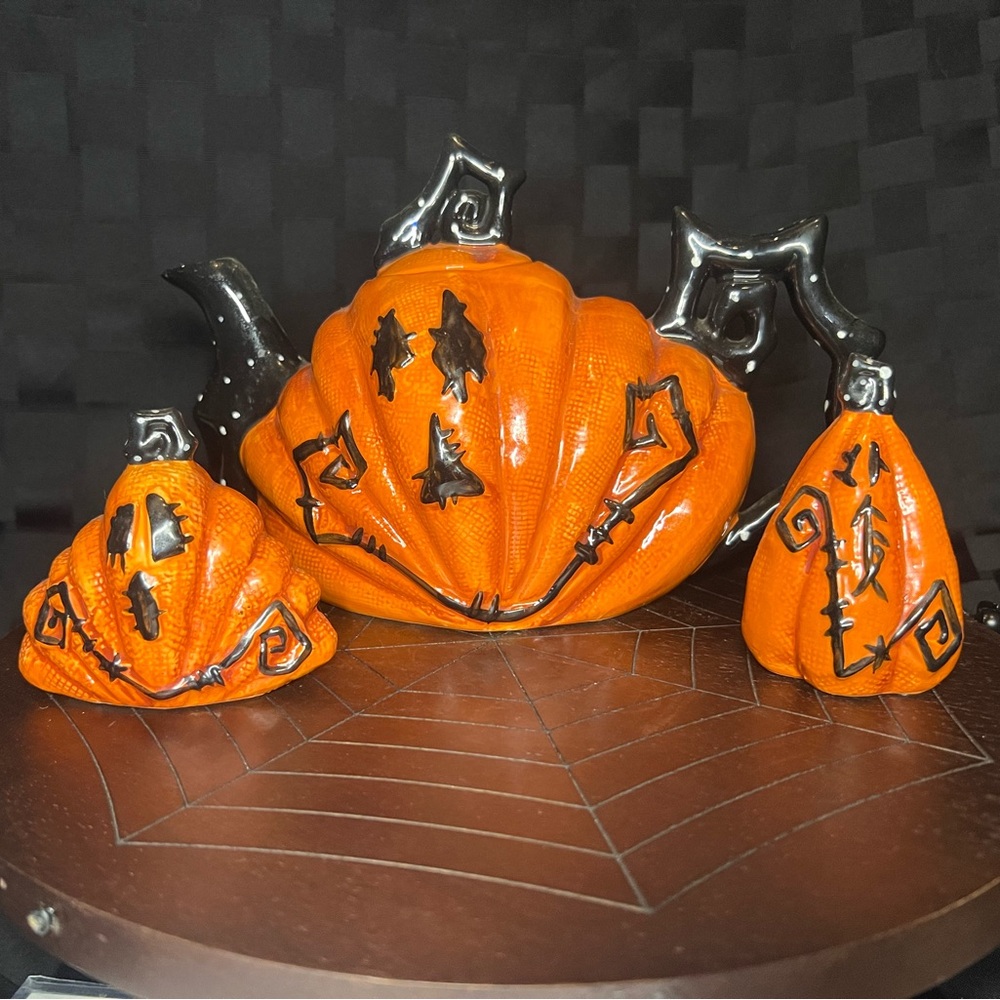 Pumpkin tea set with slat n pepper shaker